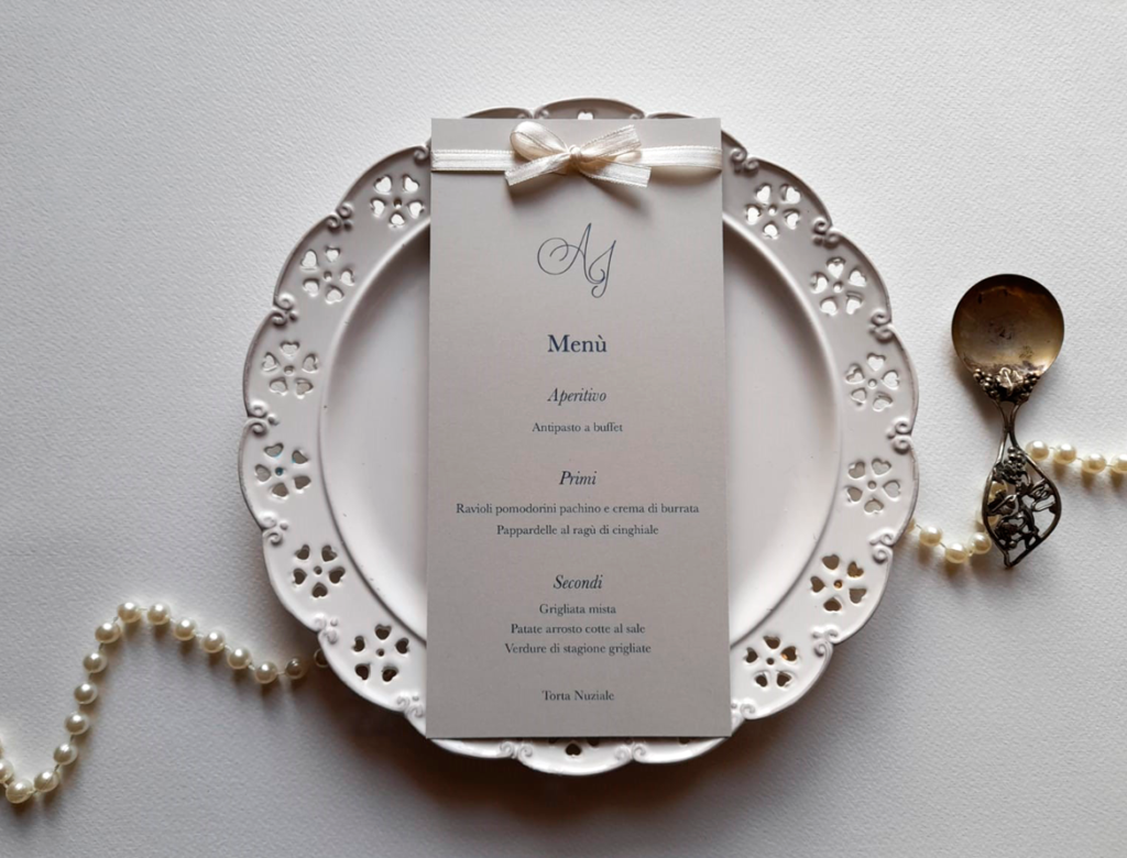 menu a piatto elegante semplice con iniziali sposi