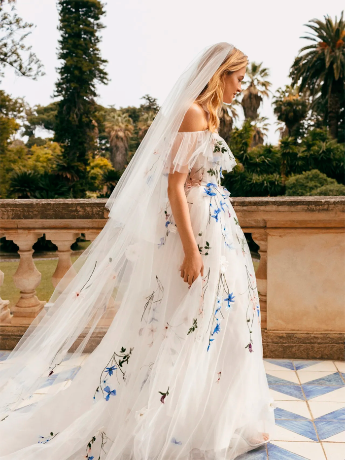 vestito da sposa con applicazioni floreali colorate di Monique Lhuillier
