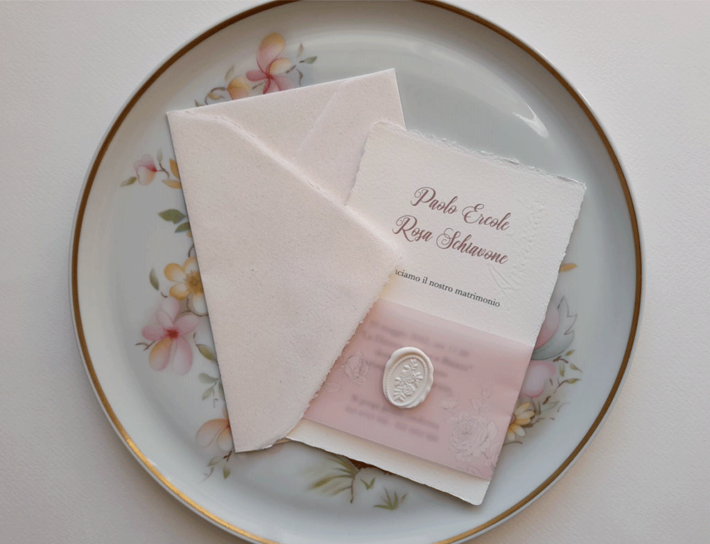invito nozze elegante carta amalfitana con fascetta e ceralacca bianca