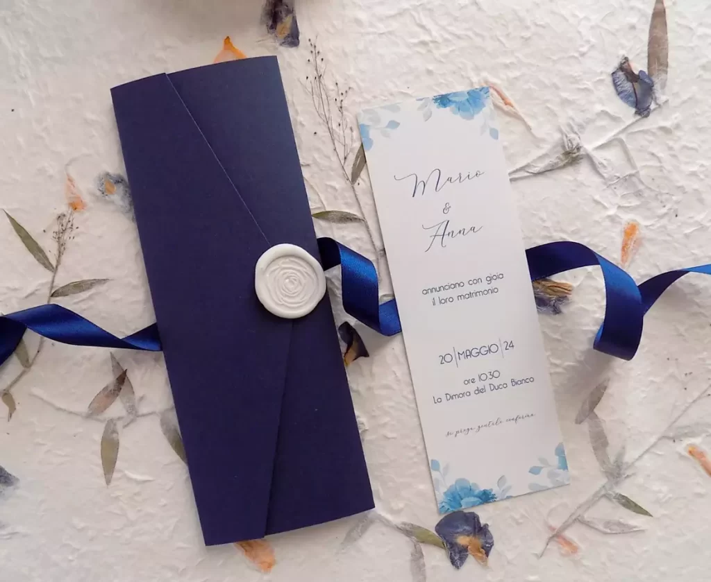 invito matrimonio blu con ceralacca bianca e fiori azzurri