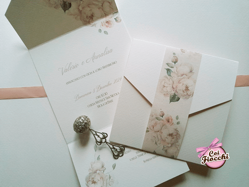 inviti matrimonio stile vintage con  motivi floreali nei toni del rosa antico