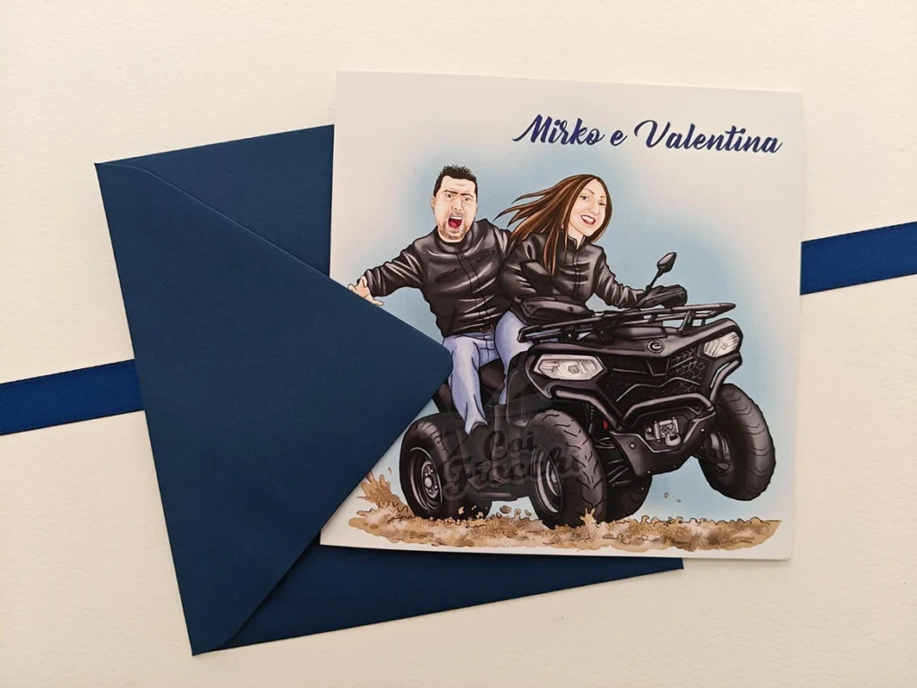 caricatura sposi su quad su invito con busta blu